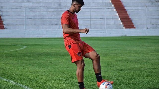 Los futbolistas de Patronato buscan adaptarse al campo de juego del Mutio.