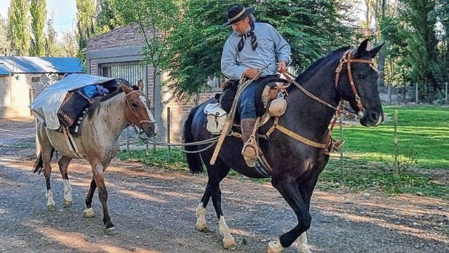 Junto a sus caballos, Apóstol y Erán, Dante viaja hacia Entre Ríos, y planea llegar a Hasenkamp el 18 de mayo. Junto a sus caballos, Apóstol y Erán, Dante viaja hacia Entre Ríos, y planea llegar a Hasenkamp el 18 de mayo.