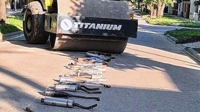 Los caños de escape antirreglamentarios se compactan para luego reciclarlos. Los caños de escape antirreglamentarios se compactan para luego reciclarlos.