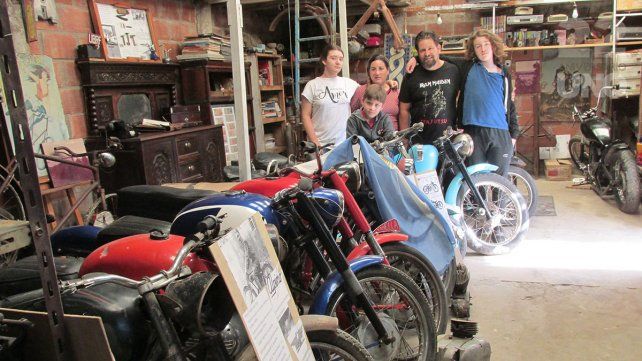 Vicente Gutiérrez y su familia coleccionas motos antiguas y otros objetos