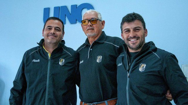 Pablo Mechetti, Beto Godoy y Agutín Migueles, entrenadores de la M12 de Estudiantes.