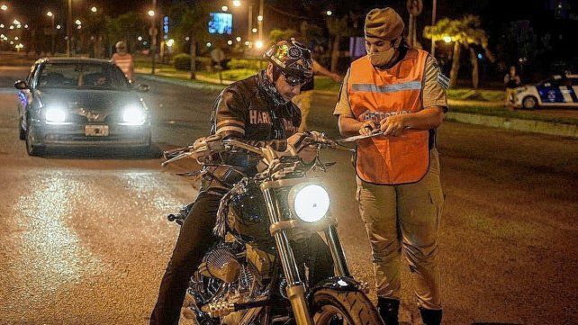 Los controles para el cumplimiento de las restricciones están a cargo de las fuerzas de seguridad, sin participación de militares.