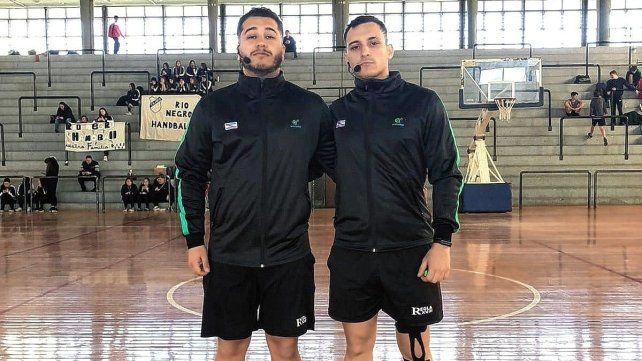 Árbitros (Thiago y Luca) costearán su viaje en busca de futuro nacional en el handbol. Árbitros (Thiago y Luca) costearán su viaje en busca de futuro nacional en el handbol.