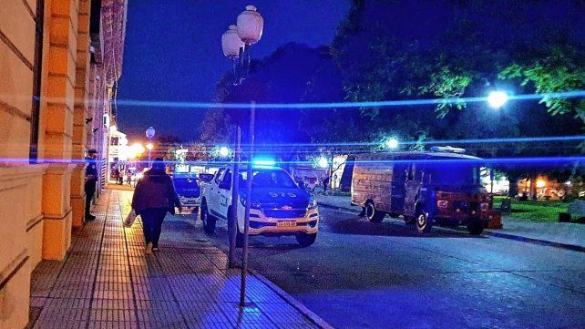 Dos hombres detenidos, entre ellos un policía, y dos heridos fue el resultado de un incidente descandendo por un robo.