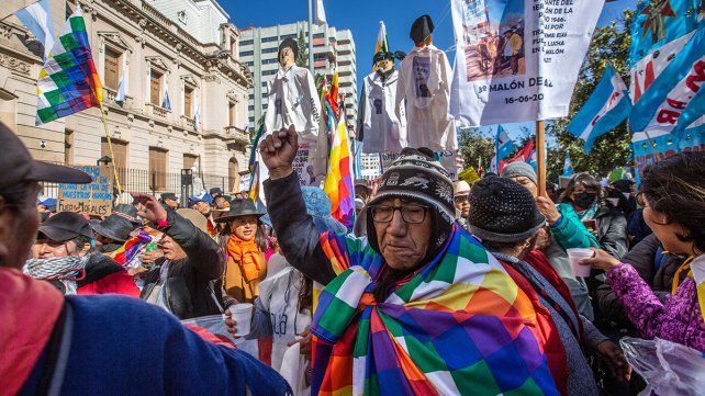 Comunidades originarias y organizaciones sociales de Jujuy reclamaban contra la recién aprobada reforma parcial de la Constitución local y fueron reprimidos 
