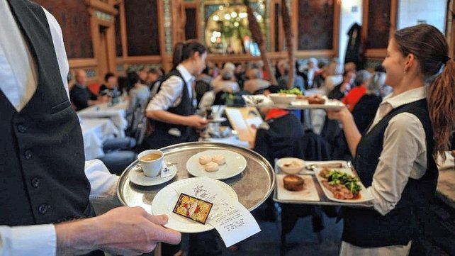 Dejar propina es una costumbre arraigada Dejar propina es una costumbre arraigada