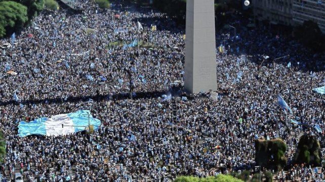 Una marea humana espera por los campeones del mundo.