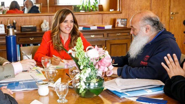 La demanda imputa además a Emilio Pérsico, líder del movimiento Evita y secretario de Economía Social por “conductas que encuadran en los delitos de abuso de autoridad y violación de los deberes de funcionario público y malversación de caudales públicos, previstos y reprimidos por los artículos 248 y 260 del Código Penal”.