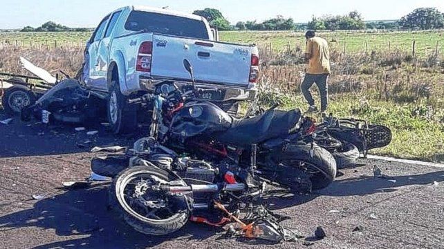 Importante choque en Ruta 12: un tráiler con motos colisionó a un vehículo donde viajaban entrerrianos
