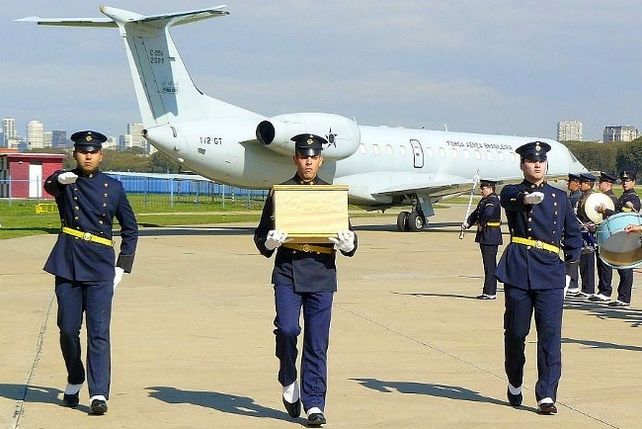 Urna que contiene los restos del mayor Casado mientras es custodiada por los soldados de la Compañía Histórica de la FAA quienes efectúan su ingreso a la ceremonia (foto: Esteban Brea)