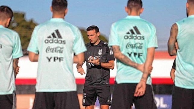 Scaloni y las dudas en algunos nombres para el partido de este sábado.