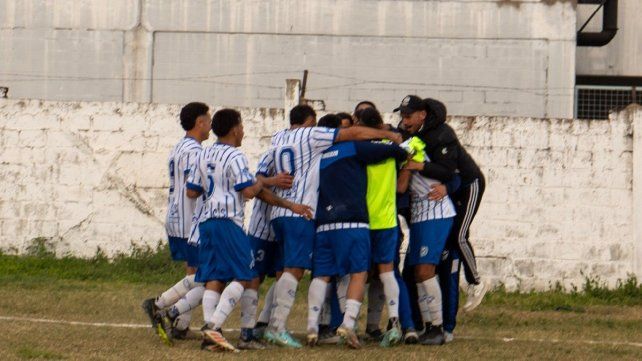 Liga Paranaense: Sportivo Urquiza festejó en barrio Pirola y hundió a Peñarol. Liga Paranaense: Sportivo Urquiza festejó en barrio Pirola y hundió a Peñarol.