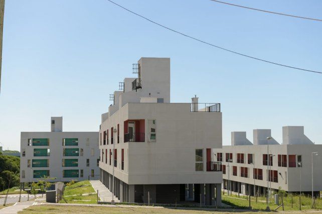 Bahl recorrió el barrio que se construyó con el crédito Procrear. 