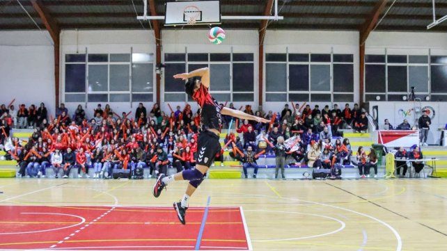 Manuel Gómez a punto de sacar. Manuel Gómez a punto de sacar.