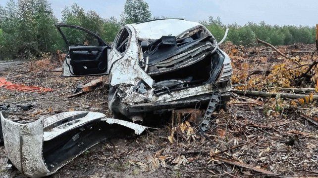 El auto quedó destruido luego del despiste. El auto quedó destruido luego del despiste.