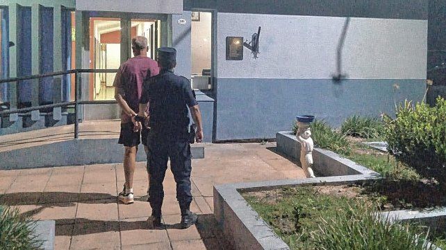 La mujer de 82 años iba a entregar 40 mil pesos a un menor de 15 años. Ocurrió en plaza Sarmiento de Crespo. En la imagen, el hombre de 45 años que oficiaba de remis, quien fue detenido