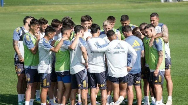 Fernando Gago le habla a los jugadores en el entrenamiento. Fernando Gago le habla a los jugadores en el entrenamiento.