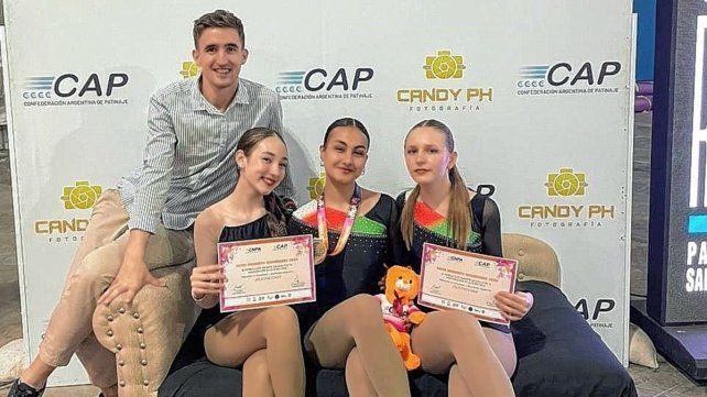 Milena (en el medio) junto a sus compañeras de equipo en el Nacional de patín artístico. Milena (en el medio) junto a sus compañeras de equipo en el Nacional de patín artístico.