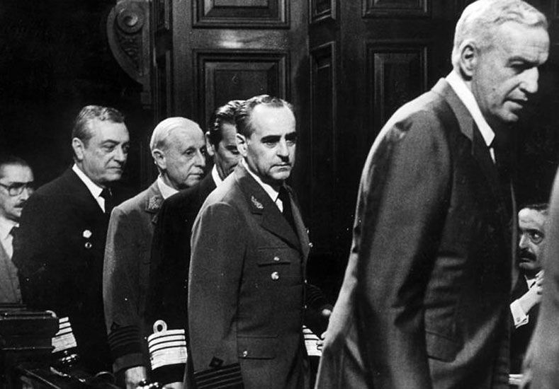 A la cárcel. Tras las condenas, los autores de los delitos de lesa humanidad fueron llevados presos. Foto: Télam