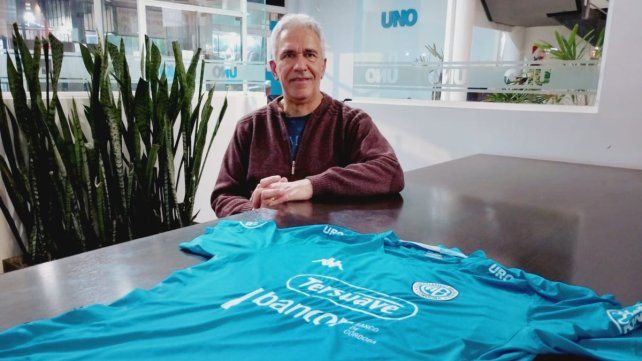 Simón Volcoff con la camiseta del club de sus amores. Ahora espera que salga el nuevo modelo, con la flamante estrella. Simón Volcoff con la camiseta del club de sus amores. Ahora espera que salga el nuevo modelo, con la flamante estrella.