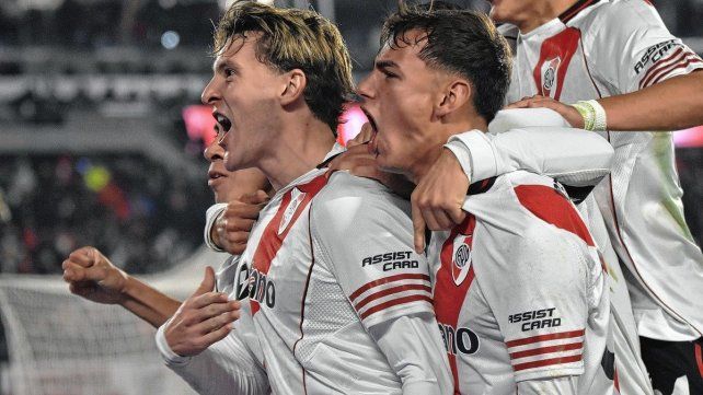 Facundo Colidio festeja el gol de River con sus compañeros. Facundo Colidio festeja el gol de River con sus compañeros.