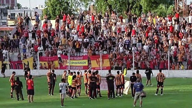 Los jugadores de Atlético Neuquen celebran la consagración. Los jugadores de Atlético Neuquen celebran la consagración.