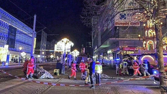 El auto se lanzó contra la gente en el mercado navideño de Alemania. El auto se lanzó contra la gente en el mercado navideño de Alemania.