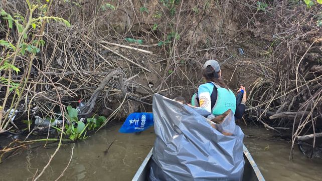 Los residuos eran recolectados en una bolsa que llevaban en las piraguas. Los residuos eran recolectados en una bolsa que llevaban en las piraguas.