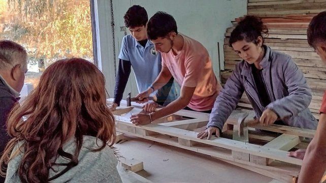 Semillero. De jóvenes Maestros Mayores de Obra y carpintería que integrarán el circuito para formar emprendimientos productivos.