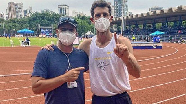 Los entrerrianos que nos representan en los Juegos Tokio. Javier Benítez, el DT concordiense, junto a Germán Chiaraviglio.