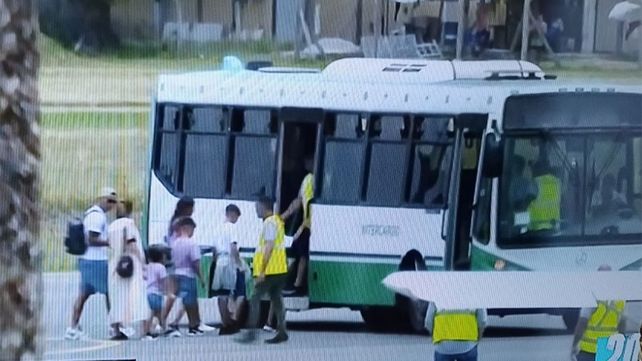 Luis Suárez arribó al aeropuerto de Fisherton minutos antes de las 13 junto a su familia.