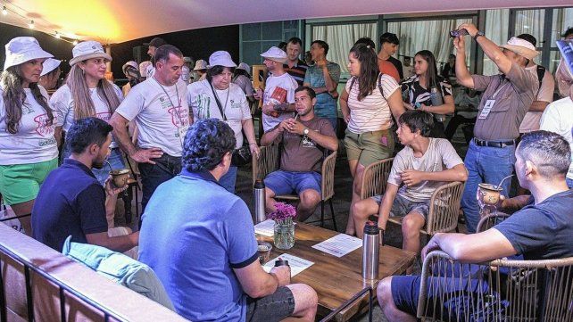 El concurso de cebadores es otra de las atracciones en la Fiesta Nacional del Mate. El concurso de cebadores es otra de las atracciones en la Fiesta Nacional del Mate.