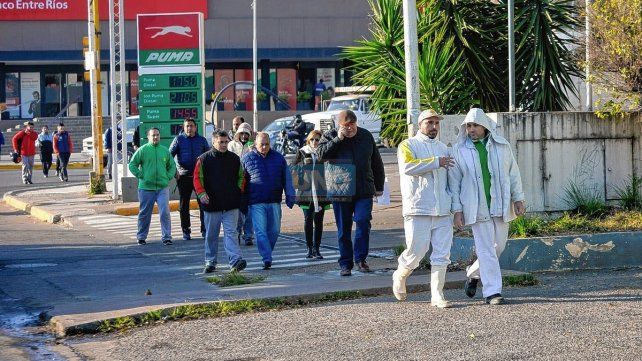 Unos 28 trabajadores fueron virtualmente "despedidos" este martes de supermercado Vea