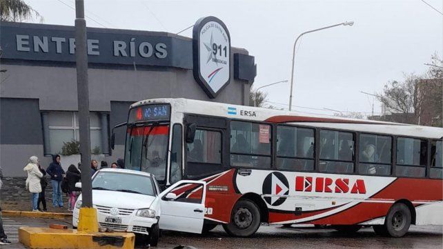 El accidente ocurrió este viernes y generó un caos vehicular en avenida Ramírez de Paraná. Una mujer que viajaba como acompañante, en el auto, fue hospitalizada El accidente ocurrió este viernes y generó un caos vehicular en avenida Ramírez de Paraná. Una mujer que viajaba como acompañante, en el auto, fue hospitalizada
