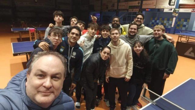 Agustín convive en una casa junto con otros seis chicos (argentinos, colombianos y cubanos) que también se entrenan en el Centro Internacional de Mirandela. Agustín convive en una casa junto con otros seis chicos (argentinos, colombianos y cubanos) que también se entrenan en el Centro Internacional de Mirandela.