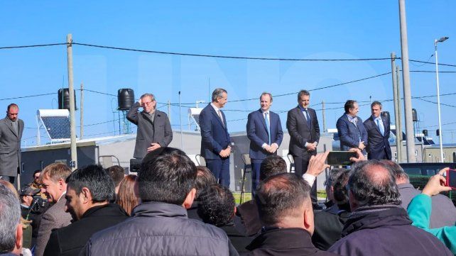 Sergio Massa entregó viviendas y anunció mega obra en Paraná. Sergio Massa entregó viviendas y anunció mega obra en Paraná.