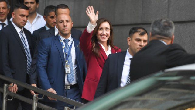 Victoria Villarruel sale del Senado luego de reunirse con la vicepresidenta Cristina Fernández de Kirchner. Victoria Villarruel sale del Senado luego de reunirse con la vicepresidenta Cristina Fernández de Kirchner.