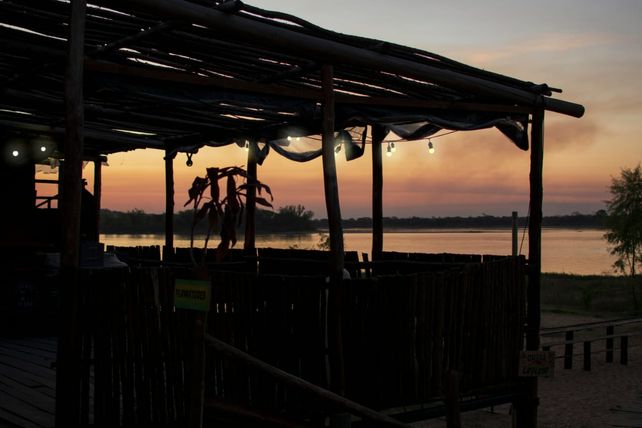 El espacio cultural Parientes del Bar se emplaza en un lugar privilegiado de Puerto Sánchez.