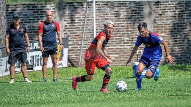Valentín Pereyra formó parte del 11 principal en el amistoso disputado ante la reserva de Unión de Santa Fe. Valentín Pereyra formó parte del 11 principal en el amistoso disputado ante la reserva de Unión de Santa Fe.