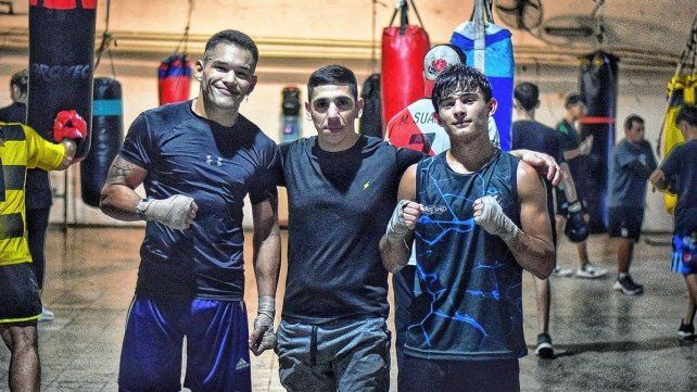 Nicolás Pagliaruzza (al medio) junto con Lisandro Aguirre (izquierda) y Román Peralta (derecha), quienes serán parte de la cartelera. Nicolás Pagliaruzza (al medio) junto con Lisandro Aguirre (izquierda) y Román Peralta (derecha), quienes serán parte de la cartelera.