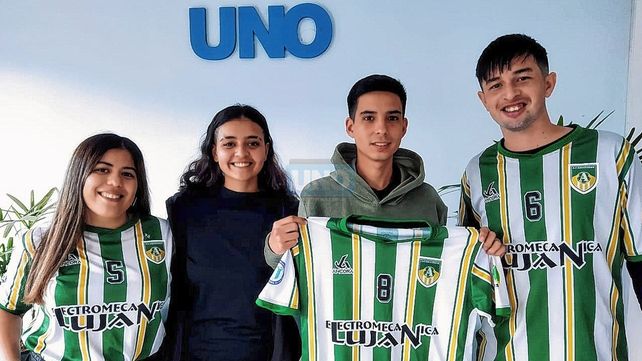 Luz Godoy, Macarena Barrios, Alan Ramos y Jonathan Pereyra lucen la camiseta de Amigueros en la redacción de UNO. Luz Godoy, Macarena Barrios, Alan Ramos y Jonathan Pereyra lucen la camiseta de Amigueros en la redacción de UNO.
