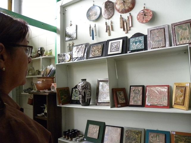 Objetos. Las piezas cerámicas de Mario Armándola, uno de los integrantes del Puesto 8. Objetos. Las piezas cerámicas de Mario Armándola, uno de los integrantes del Puesto 8.