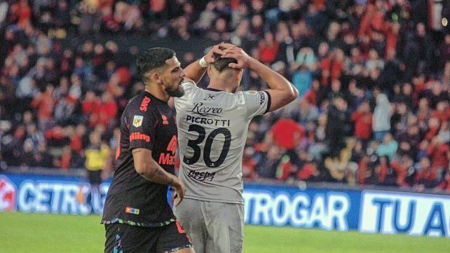 Colón empató sin goles ante Belgrano en Santa Fe. Colón empató sin goles ante Belgrano en Santa Fe.