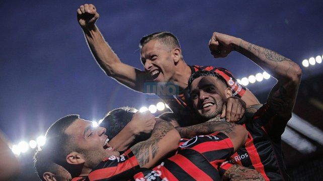 Los jugadores de Patronato festejan el gol de Mateo Levato.