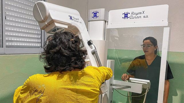 Chequeo. Todas las mujeres entre los 50 y 70 años de edad, sin antecedentes personales ni familiares de cáncer de mama, deben realizarse una mamografía cada uno o dos años.