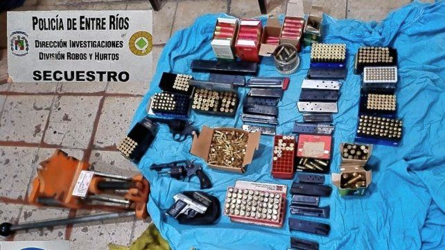La División Robos y Hurtos requisó la vivienda en Ambrosetti y Soler, en la ciudad de Paraná, y halló armas largas y de puño sin documentación