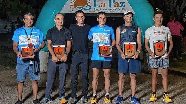 Edgar Frutos (tercero de izquierda a derecha), el organizador del Ironpaz, habló con UNO y sobre el evento en el que participarán 76 triatletas. Edgar Frutos (tercero de izquierda a derecha), el organizador del Ironpaz, habló con UNO y sobre el evento en el que participarán 76 triatletas.