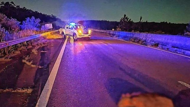 Los ocupantes de la moto resultaron lesionados.