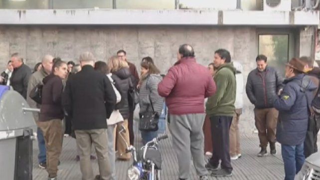 Paraná: Agencieros protestaron frente al Iafas por el cambio de cartelería Paraná: Agencieros protestaron frente al Iafas por el cambio de cartelería