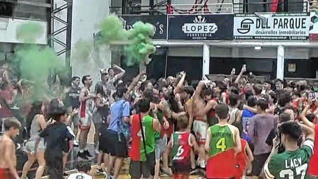Los jugadores de Recreativo festejan junto a los hinchas. Los jugadores de Recreativo festejan junto a los hinchas.